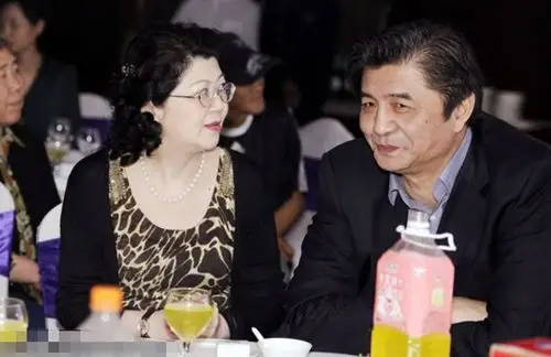 并多次提供女排的资金支持,汪嘉伟的老婆邓星是一位演员,现在也慢慢