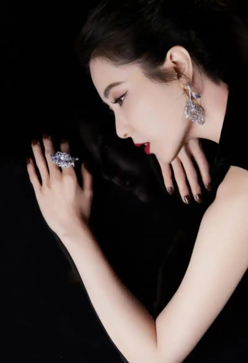 曾黎就像一朵盛开的花朵,绽放着迷人的芬芳和魅力 #曾黎到底有多美