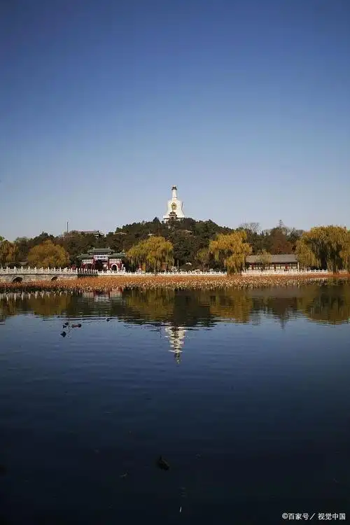 北海公园位于北京市中心,是中国现存最悠久,保存最完整的皇家园林之一