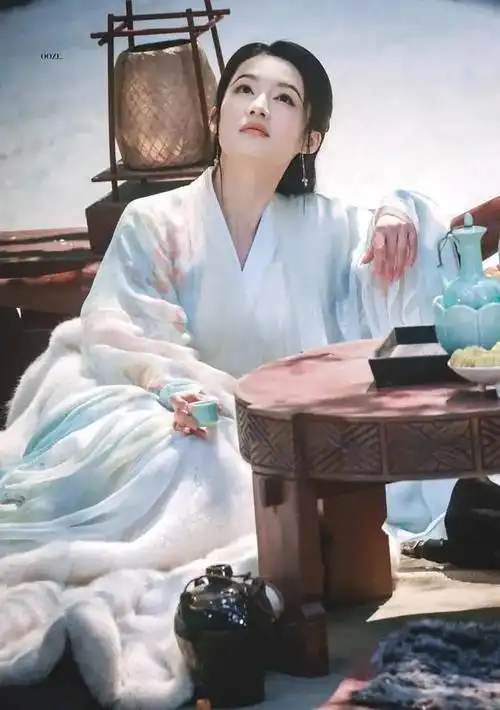 李沁古装新剧路透引发热议醉卧美人成焦点网友期待值爆棚