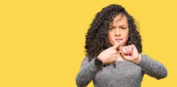 女性双手交叉拒绝图片