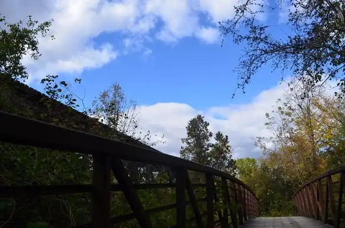 滑铁卢地区沈家堡(st. jacobs)的"磨水渠小径"秋色