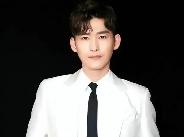 张翰疑新恋情曝光,年轻漂亮身材好,粉丝辟谣称是工作人员|娱乐圈|古力