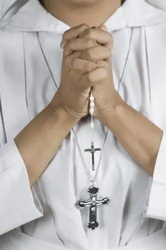 手,一个人,站,双手交叉,竖图,室内,特写,白天,正面,民族服装,项链