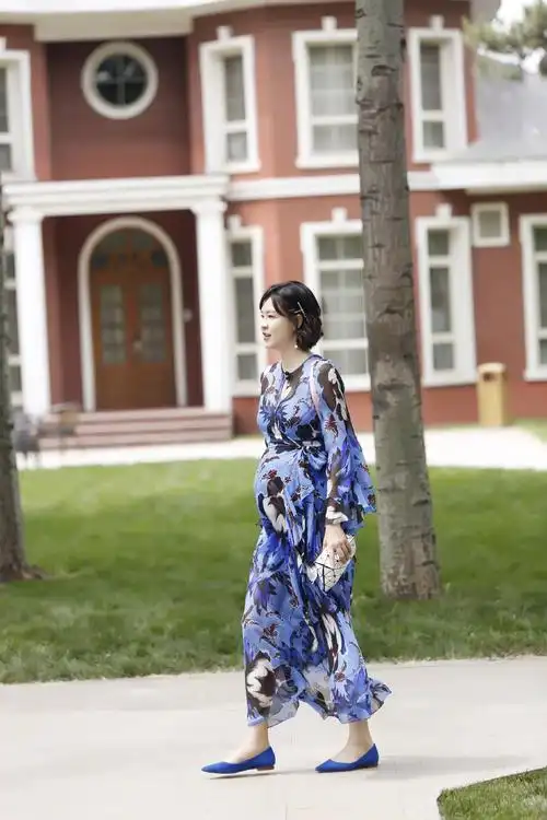 身材好就是任性啊!@李艾 刚生完小孩才一个月就穿上了比基尼