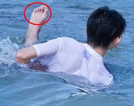 易烊千玺首晒泳照小脚丫成人群亮点网友这么瘦不是没有原因