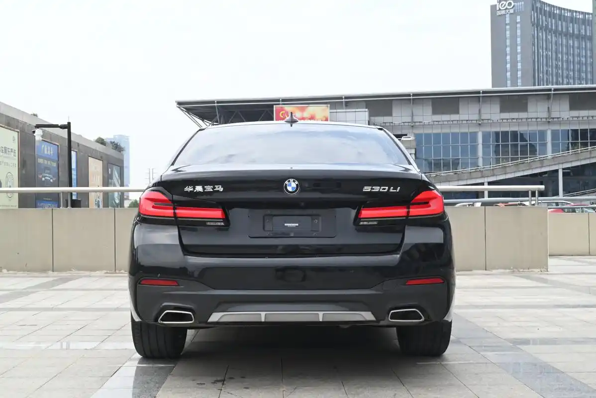 宝马530li有很多好的颜色搭配,有很多客户喜欢外黑内红,也有很多客户