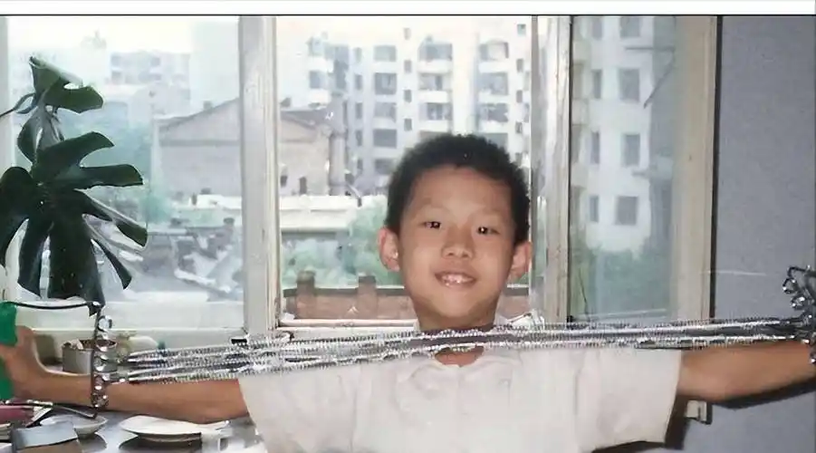 张译:7岁救下全家,守护植物人初恋10年,娶二婚女主持终获幸福