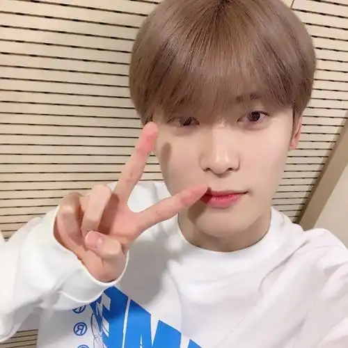 已开奖剥开巧克力外壳看看情人节男孩郑在玹吧214生日快乐