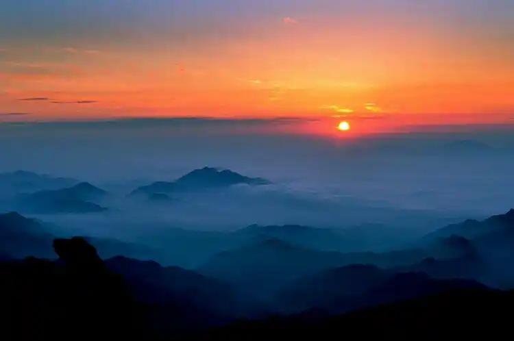 北京清晨的第一缕曙光.