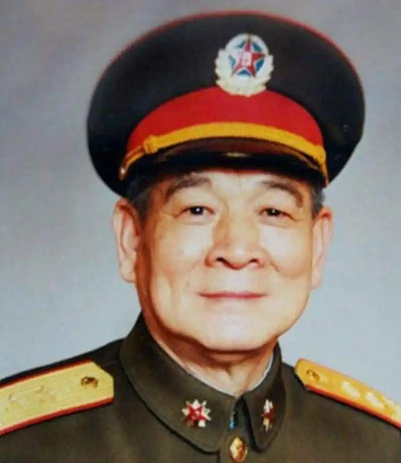 1975年,失去右臂的王英洲突然被军长韩怀智叫去办公室,他以为是要劝他