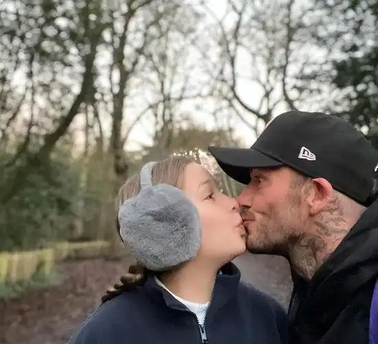 贝克汉姆与女儿小七看演唱会两人现场开心唱歌再次嘴对嘴亲吻