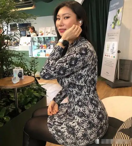 爱健身的40岁大姐,丰腴身材女性魅力四射,男友还是小鲜肉!