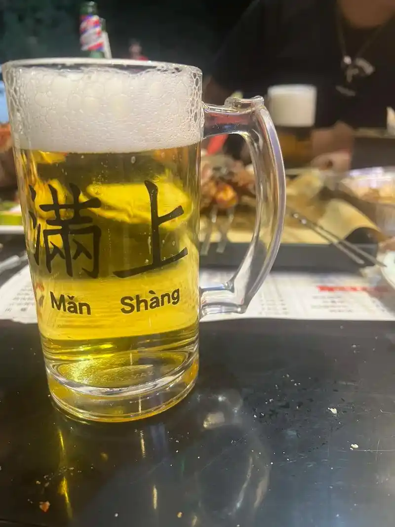 有人看海,有人被爱,有人喝酒到现在!#深夜的酒 #干杯 #自 - 抖音