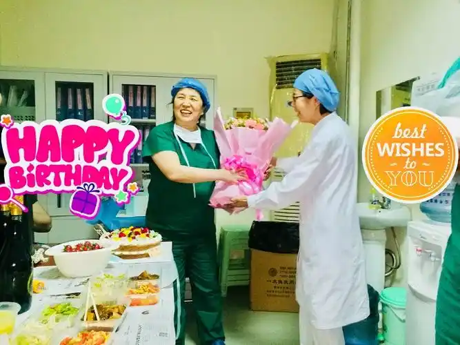 市口腔为北大口腔专家庆生 11台手术与鲜花祝福完美相伴