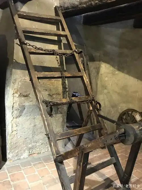 炉火 枷锁 前边的两个孔将双手放入,后边锁住头,与我国古代枷锁不同