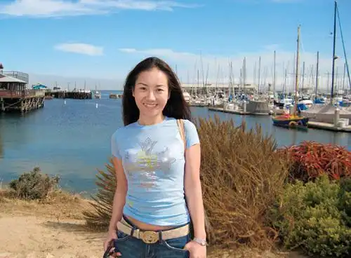 李亚倩的父亲李河君是中国著名的企业家,他一手建立了汉能集团,还建造