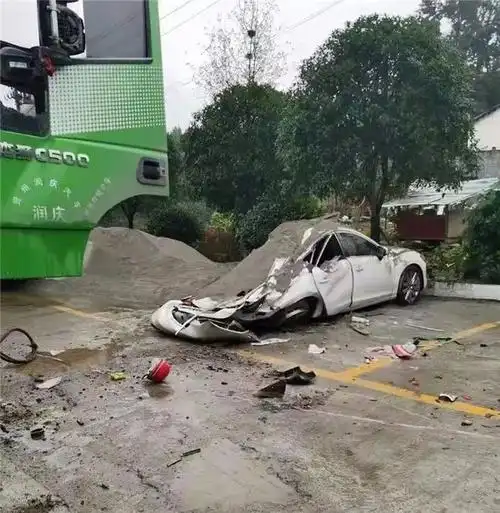 恐怖!超载货车爆胎侧翻,压扁路边三辆车