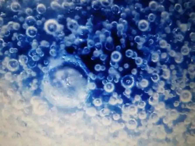 图七:百倍显微镜下,青花下沉,气泡雾化,层次分明.