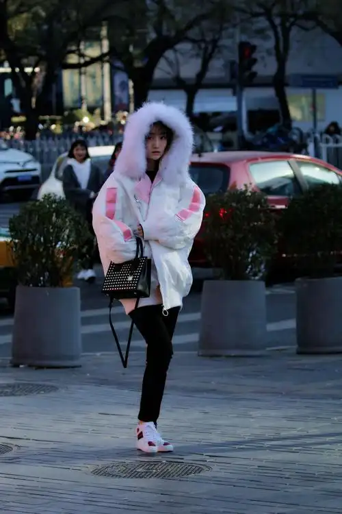 是不是拍到明星了?三里屯这位逛街的女孩是不是郑爽?