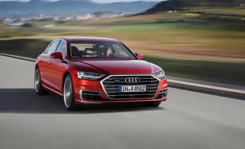 边开车边按脚奥迪a8全新黑科技颠覆你的想象