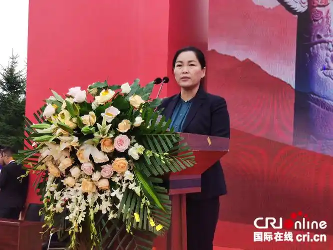 延寿县政府副县长何洪千宣读《消费扶贫倡议书》.