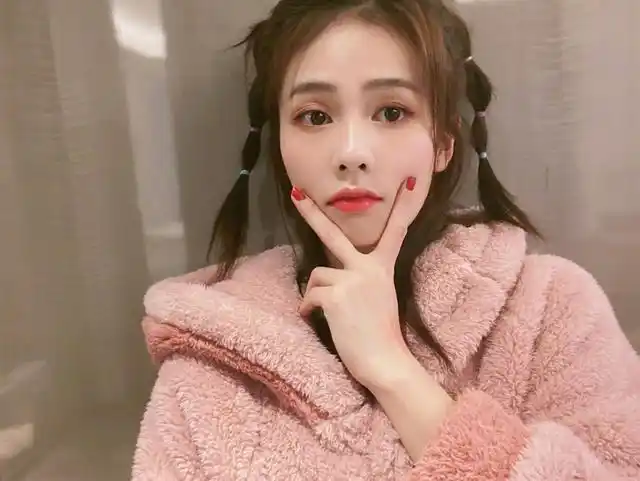 白鹿女生节宅家美照,纯美妆容,肤白嫩美,小姐姐太甜了