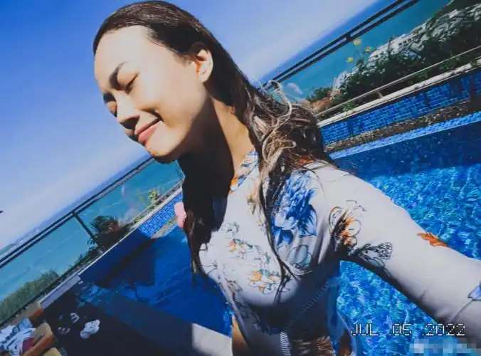 原创9位港星泳装比美温碧霞李嘉欣火辣比基尼容祖儿出水芙蓉