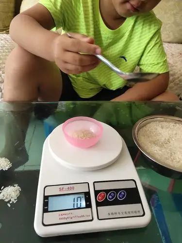 先称出10克大米来,数一数有多少粒?