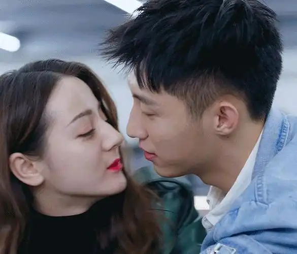 有种"口红唇"叫热巴,当拍到黄景瑜嘴唇,这口红涂了多少层?