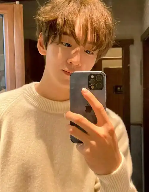 内娱自拍教科书#余景天自拍小合集91温暖治愈系男大适配各种发色!