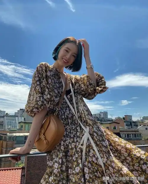 搭配碎花裙看起来会更有风情,注意:短发可化解印花的土气,二者中和