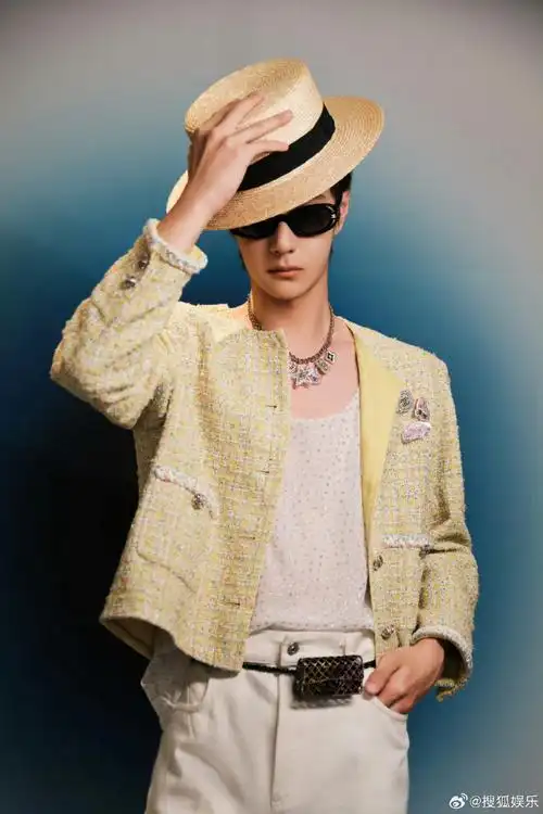 gq红毯#@uniq-王一博的造型千呼万唤始出来!好贵气的香奈儿王子!