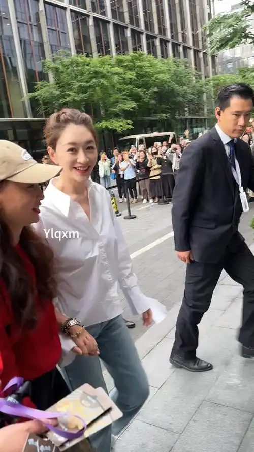 李小冉 白衬衫牛仔裤造型亮相#庆余年扫楼 这状态好美呀 白到发光