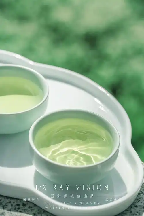 饮一杯雨前清茶,漫步于梨花树下