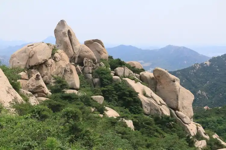 1/ 12 与五莲山隔壑相峙的山名为九仙山,属于五莲山风景名胜区的一