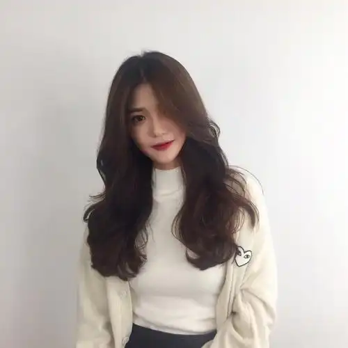 真的超级美啊非常爱,大爱很自然的颜色,很显白啊头发是前阵子烫的