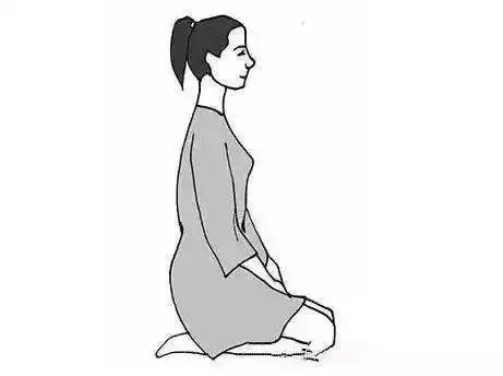 跪坐垂足坐指的是双腿垂于地的坐法,兴起于汉末,使用起来舒适,方便