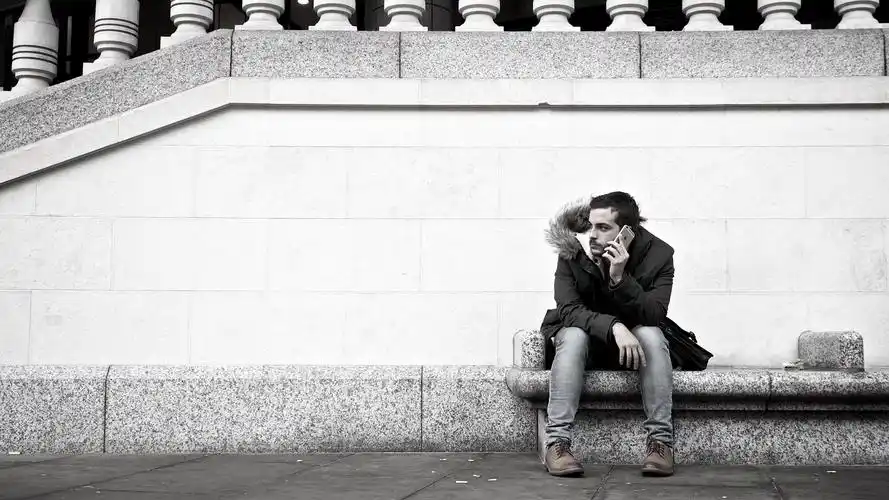 电脑壁纸 摄影 时光记忆 男生一个人的孤单黑白图片