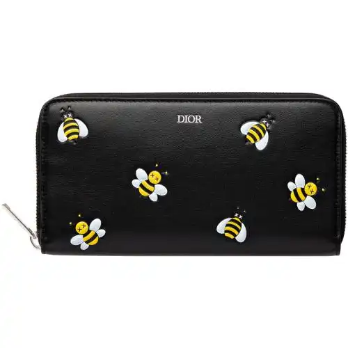 零一九夏季男装系列皮具配饰新作由艺术家kaws新颖诠释迪奥小蜜蜂标志