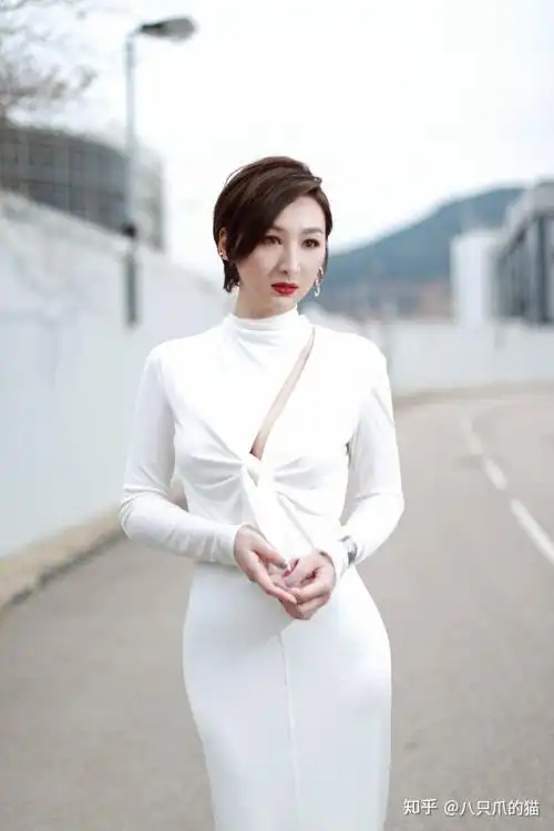 高海宁"翻红"后越发不羁,为证自己是港风女神,挑战"裂缝裙" - 知乎