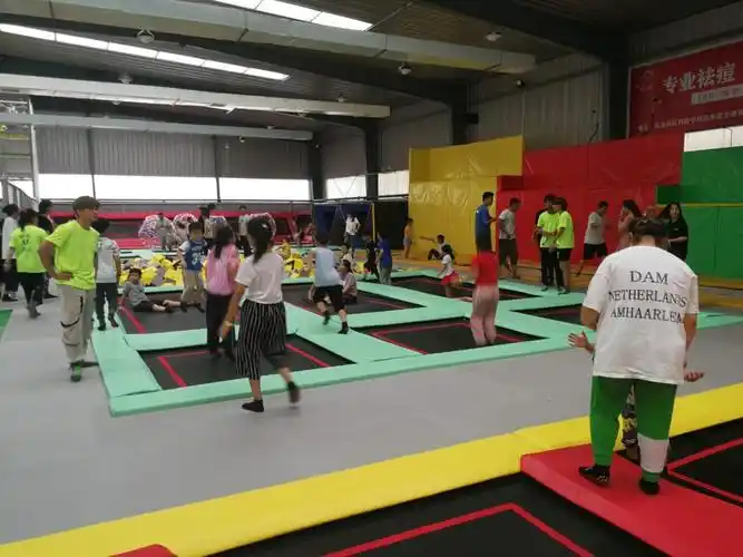 河南新乡锐蹦蹦床运动馆室内蹦床主题乐园说明:蹦床是一项运动员利用
