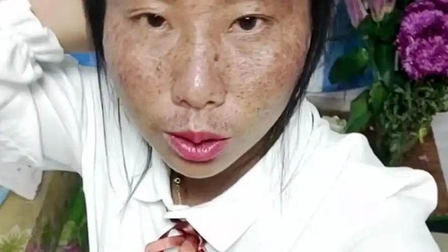 女子麻子脸素颜直播吓人,网友点赞这才是现实中美女