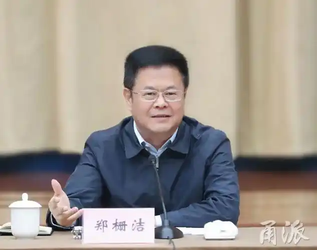 他早年在厦门市工作,曾任湖里区区长,市政府副秘书长,市政府办公厅