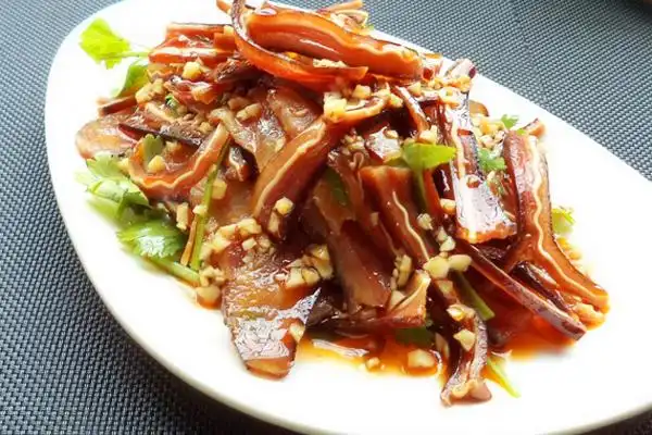 本文将介绍包括浇汁猪耳,麻辣猪耳,烧猪耳等猪耳朵的做法大全!