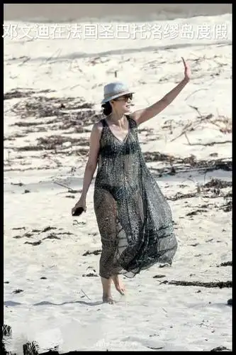 【书法头条】邓文迪海滩散步