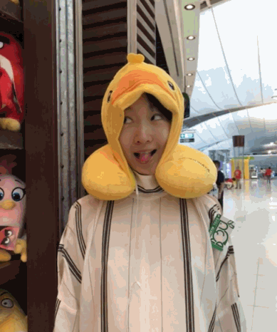 周冬雨的凝视表情包升级戴小黄鸭吐舌大做鬼脸