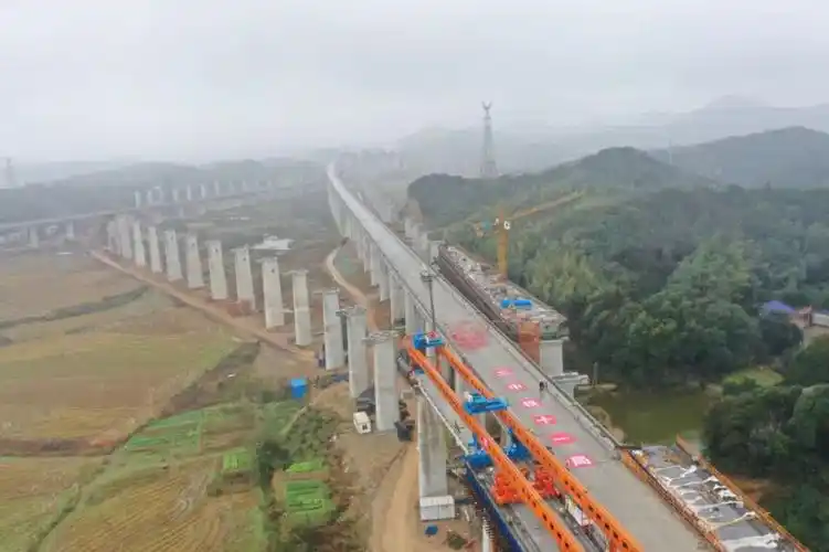 中铁十一局常益长铁路项目经理部三分部承担常益长铁路全线242孔(484