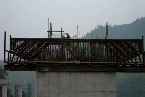 帽梁支架平台及钢筋.jpg