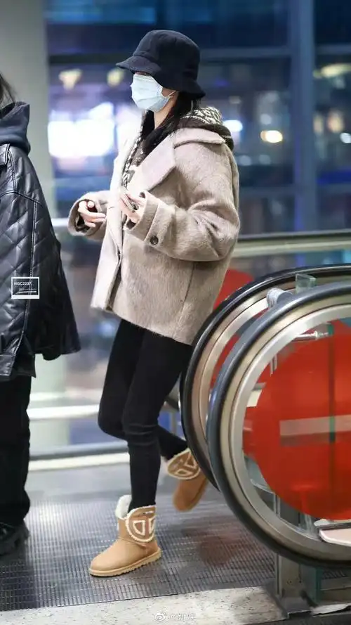 迪丽热巴0127到达图浅咖色毛呢外套黑色紧身裤雪地靴